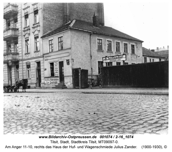 Tilsit, Am Anger 11-10, rechts das Haus der Huf- und Wagenschmiede Julius Zander