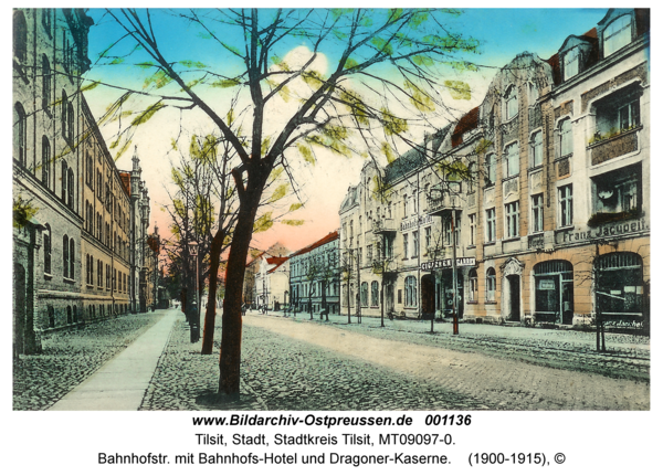 Tilsit, Bahnhofstr. mit Bahnhofs-Hotel und Dragoner-Kaserne