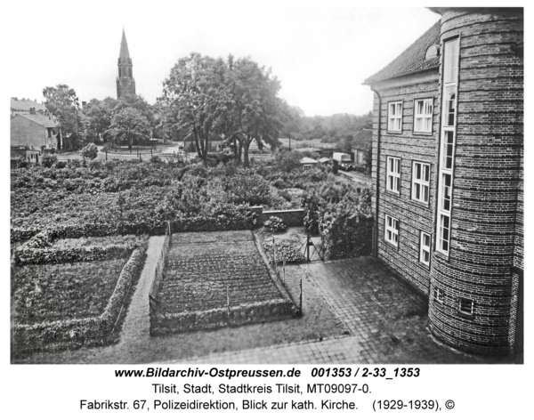 Tilsit, Fabrikstr. 67, Polizeidirektion, Blick zur kath. Kirche