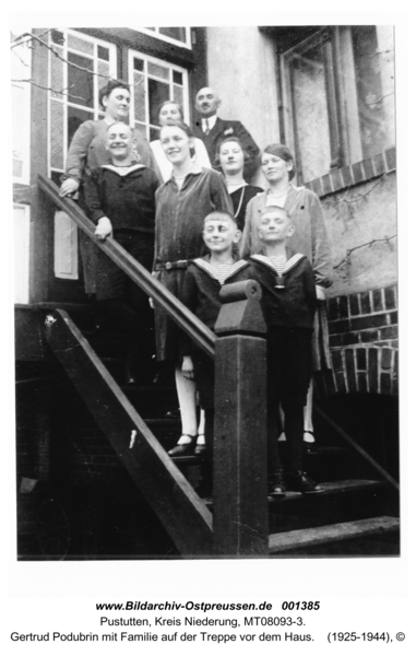 Pustutten, Gertrud Podubrin mit Familie auf der Treppe vor dem Haus