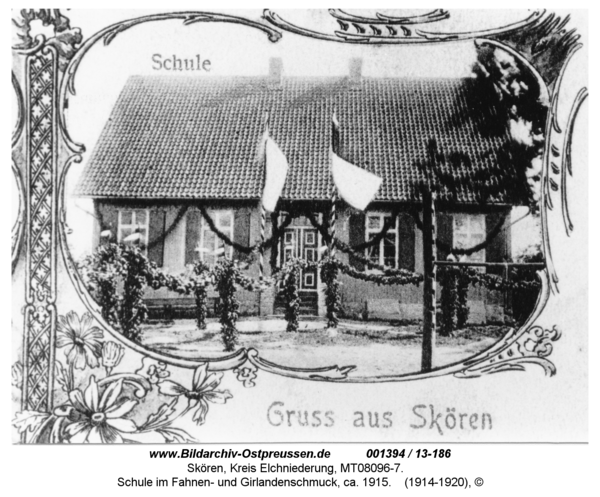 Skören, Schule im Fahnen- und Girlandenschmuck, ca. 1915