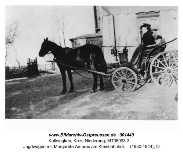 Kallningken, Jagdwagen mit Margarete Ambras am Kleinbahnhof