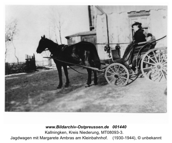 Kallningken, Jagdwagen mit Margarete Ambras am Kleinbahnhof