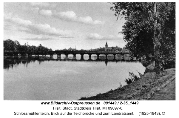 Tilsit, Schlossmühlenteich, Blick auf die Teichbrücke und zum Landratsamt