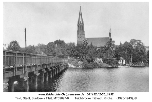 Tilsit, Teichbrücke mit kath. Kirche