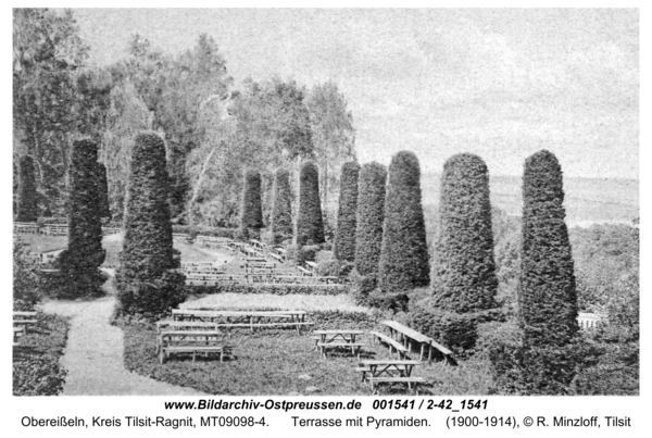 Obereißeln, Terrasse mit Pyramiden