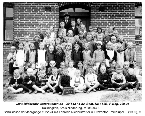 Herdenau, Schulklasse der Jahrgänge 1922-24 mit Lehrerin Niederstraßer u. Präzentor Emil Kiupel