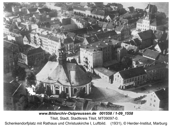 Tilsit, Schenkendorfplatz mit Rathaus und Christuskirche I, Luftbild