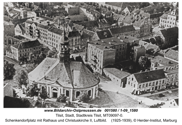 Tilsit, Schenkendorfplatz mit Rathaus und Christuskirche II, Luftbild