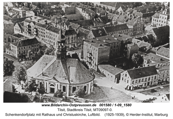 Tilsit, Schenkendorfplatz mit Rathaus und Christuskirche, Luftbild
