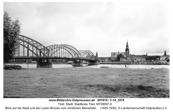 Tilsit, Blick auf die Stadt und die Luisen-Brücke vom nördlichen Memelufer