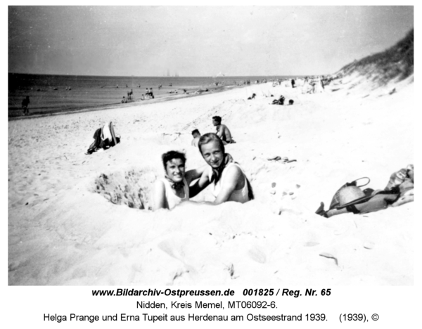 Nidden, Helga Prange und Erna Tupeit aus Herdenau am Ostseestrand 1939