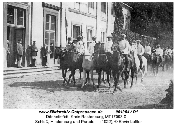 Dönhofstädt, Schloß, Hindenburg und Parade