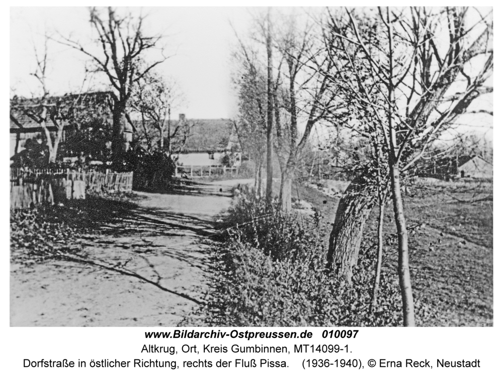 Altkrug, Dorfstraße in östlicher Richtung, rechts der Fluß Pissa