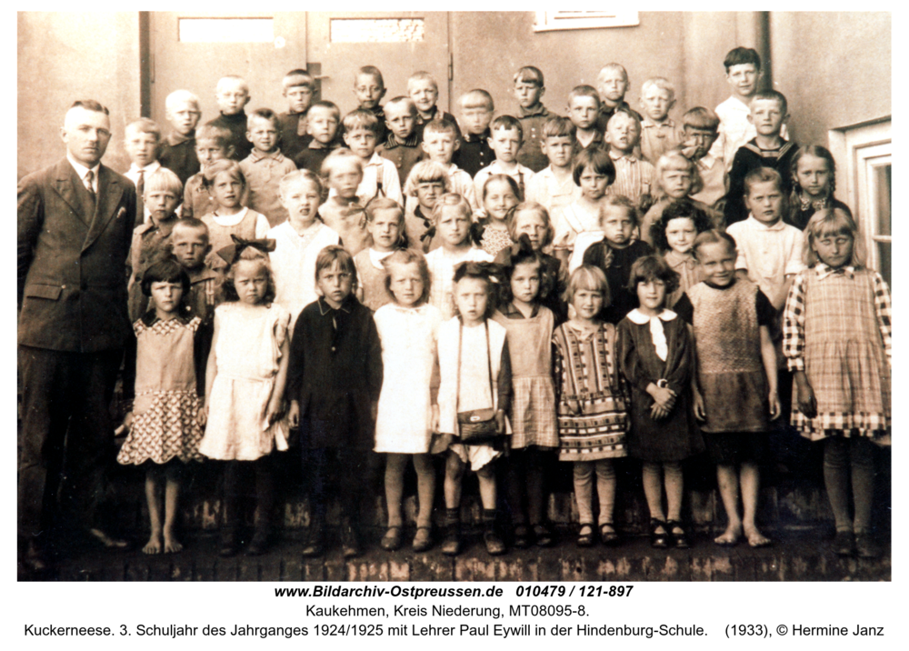 Kuckerneese. 3. Schuljahr des Jahrganges 1924/1925 mit Lehrer Paul Eywill in der Hindenburg-Schule