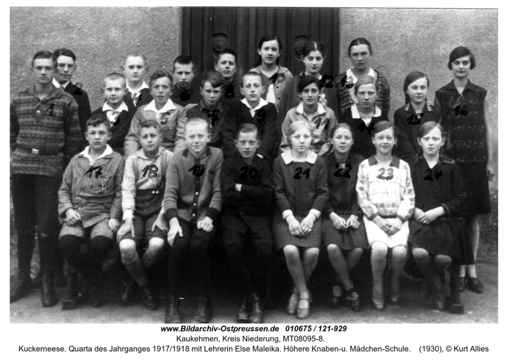 Kuckerneese. Quarta des Jahrganges 1917/1918 mit Lehrerin Else Maleika. Höhere Knaben-u. Mädchen-Schule