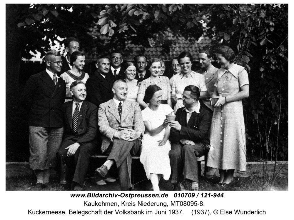 Kuckerneese. Belegschaft der Volksbank im Juni 1937