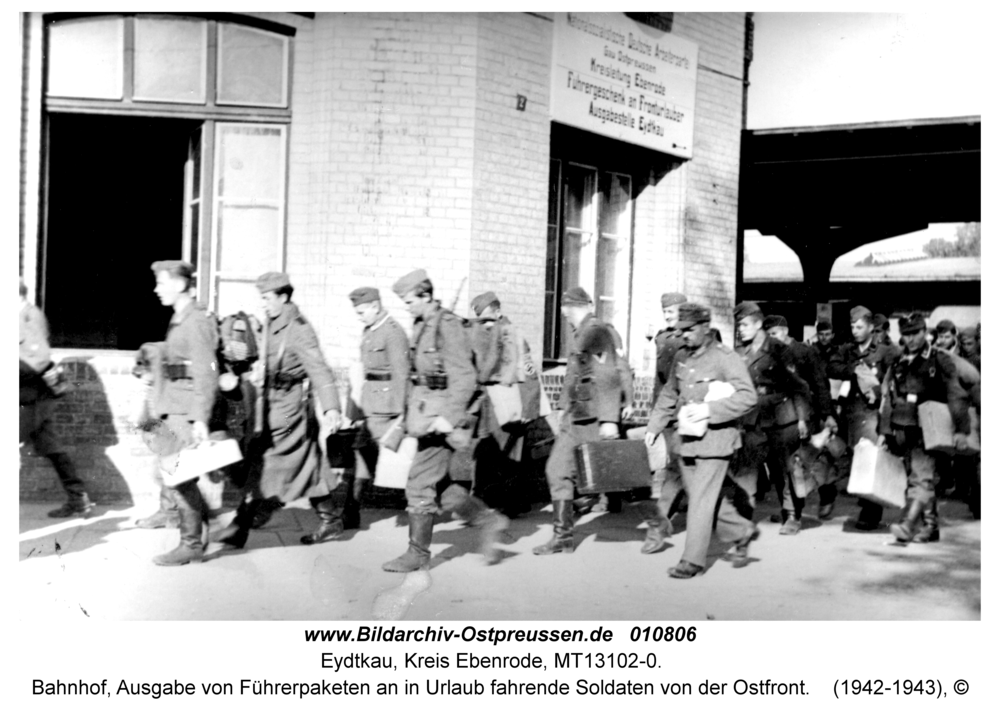Eydtkau, Bahnhof, Ausgabe von Führerpaketen an in Urlaub fahrende Soldaten von der Ostfront