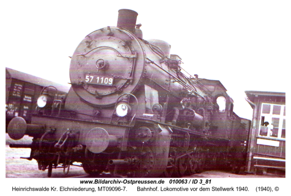 Heinrichswalde, Bahnhof. Lokomotive vor dem Stellwerk 1940