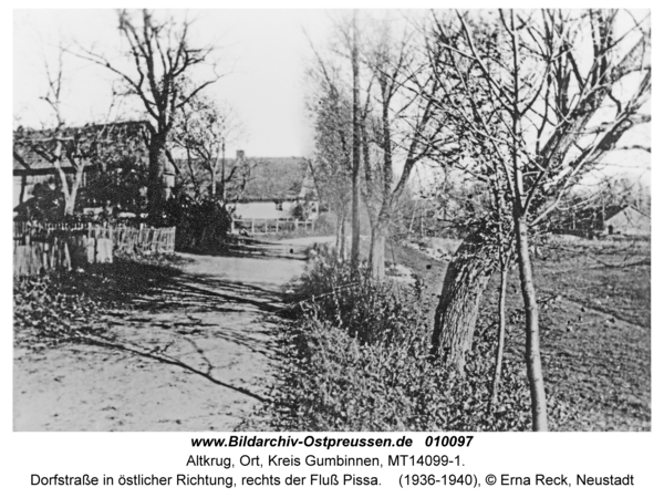 Altkrug, Dorfstraße in östlicher Richtung, rechts der Fluß Pissa