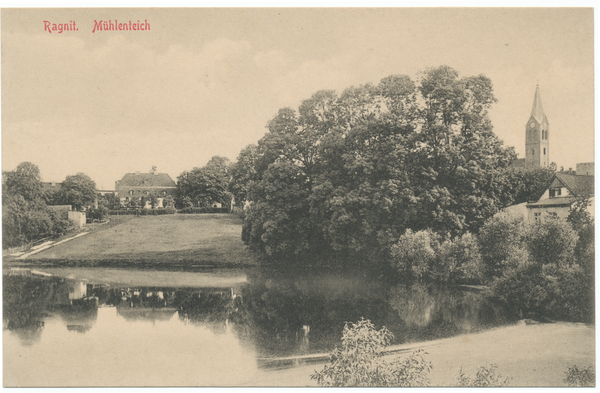 Ragnit, Mühlenteich mit Kirchturm