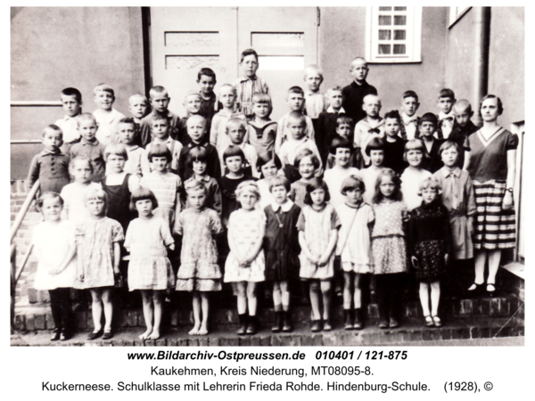 Kuckerneese. Schulklasse mit Lehrerin Frieda Rohde. Hindenburg-Schule