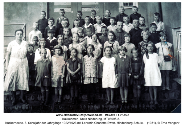 Kuckerneese. 3. Schuljahr der Jahrgänge 1922/1923 mit Lehrerin Charlotte Ewert. Hindenburg-Schule