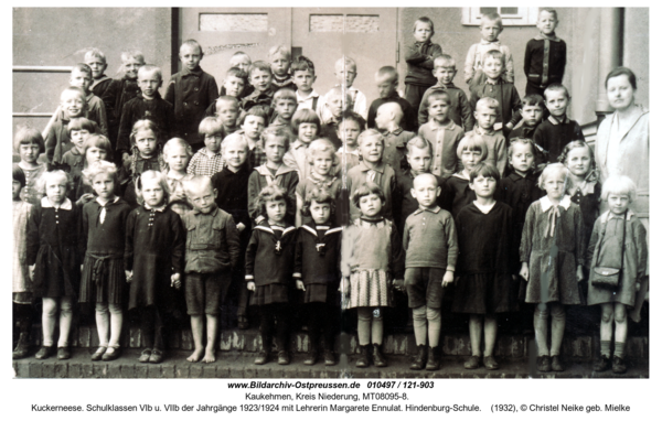 Kuckerneese. Schulklassen VIb u. VIIb der Jahrgänge 1923/1924 mit Lehrerin Margarete Ennulat. Hindenburg-Schule
