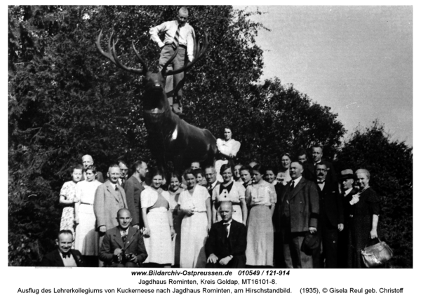 Jagdhaus Rominten, Ausflug des Lehrerkollegiums von Kuckerneese nach Jagdhaus Rominten, am Hirschstandbild