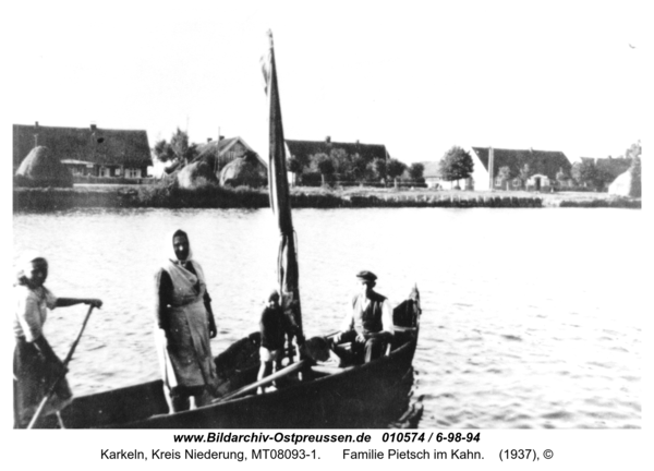 Karkeln, Familie Pietsch im Kahn