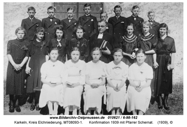 Karkeln, Konfirmation 1939 mit Pfarrer Schernat