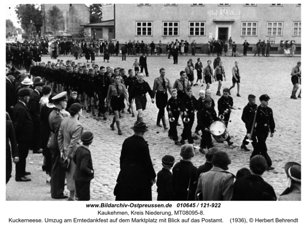 Kuckerneese. Umzug am Erntedankfest auf dem Marktplatz mit Blick auf das Postamt