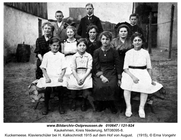 Kuckerneese. Klavierschüler bei H. Kalkschmidt 1915 auf dem Hof von August