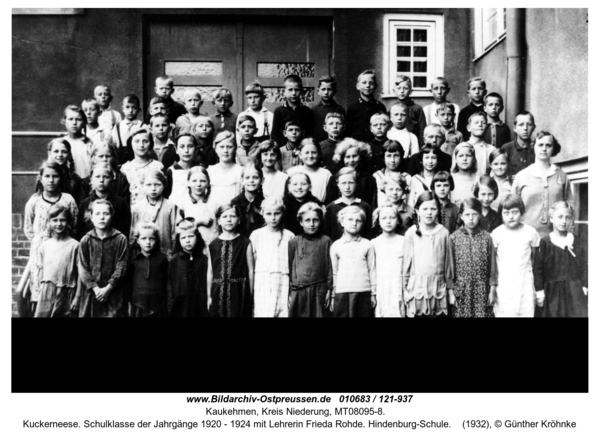 Kuckerneese. Schulklasse der Jahrgänge 1920 - 1924 mit Lehrerin Frieda Rohde. Hindenburg-Schule