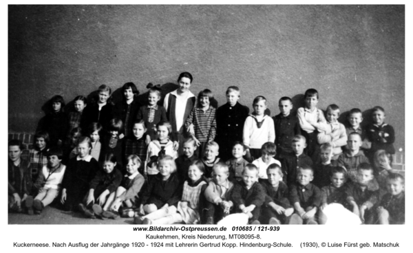 Kuckerneese. Nach Ausflug der Jahrgänge 1920 - 1924 mit Lehrerin Gertrud Kopp. Hindenburg-Schule