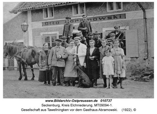 Seckenburg, Gesellschaft aus Tawellningken vor dem Gasthaus Abramowski