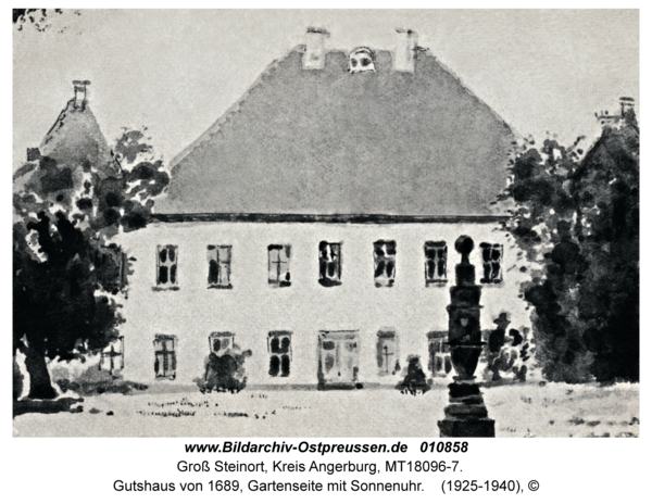 Groß Steinort Kr. Angerburg, Gutshaus von 1689, Gartenseite mit Sonnenuhr