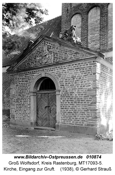 Groß Wolfsdorf, Kirche, Eingang zur Gruft