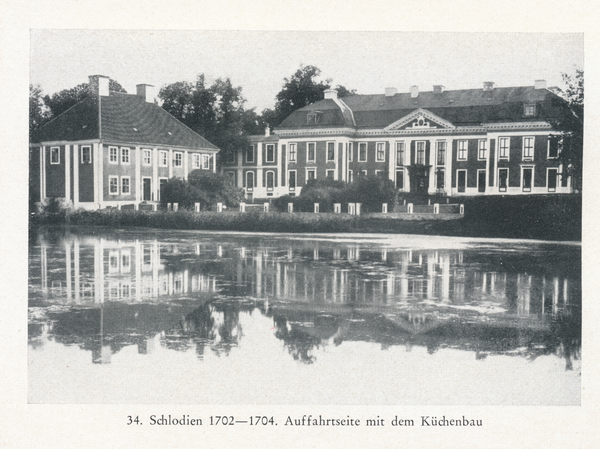 Schlodien, Schloss 1702-1704, Auffahrtseite mit dem Küchenbau