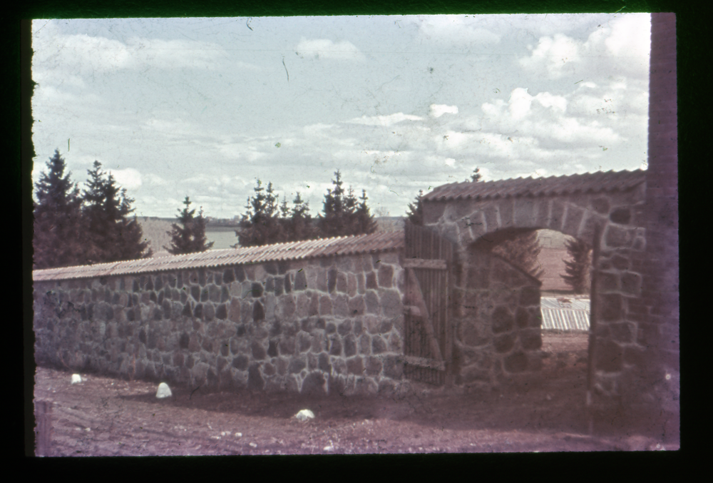 Klein Guja, Gut, Feldsteinmauer mit Tor