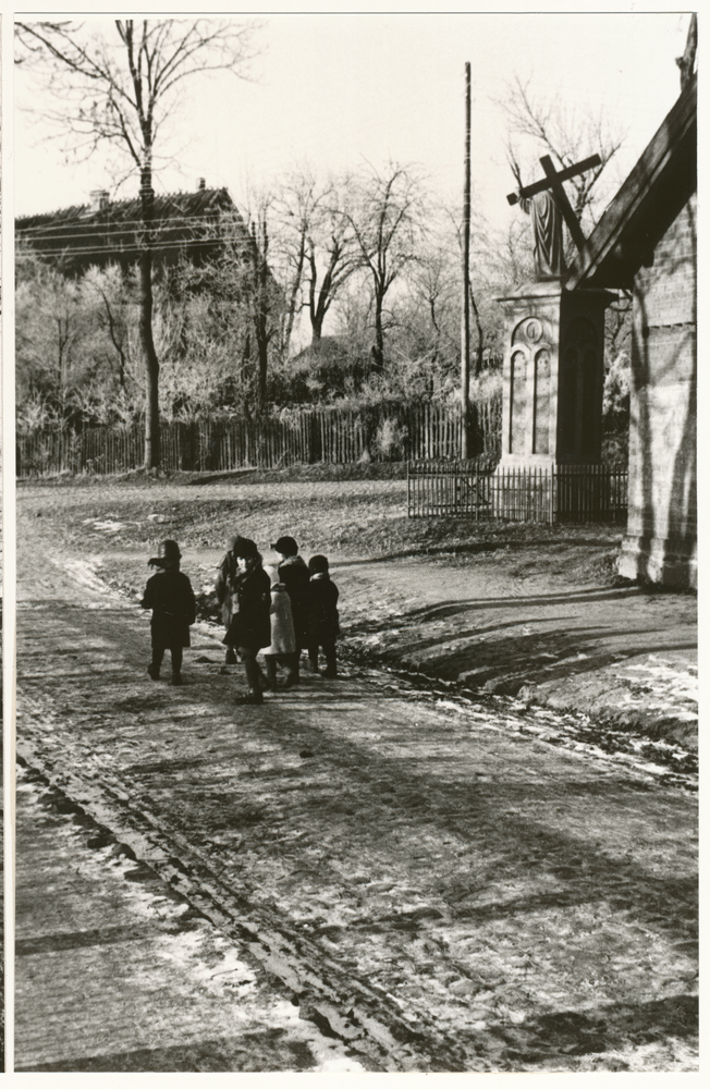 Nördliches Ostpreußen wo?, Kinder auf der Dorfstraße neben dem Kriegerdenkmal
