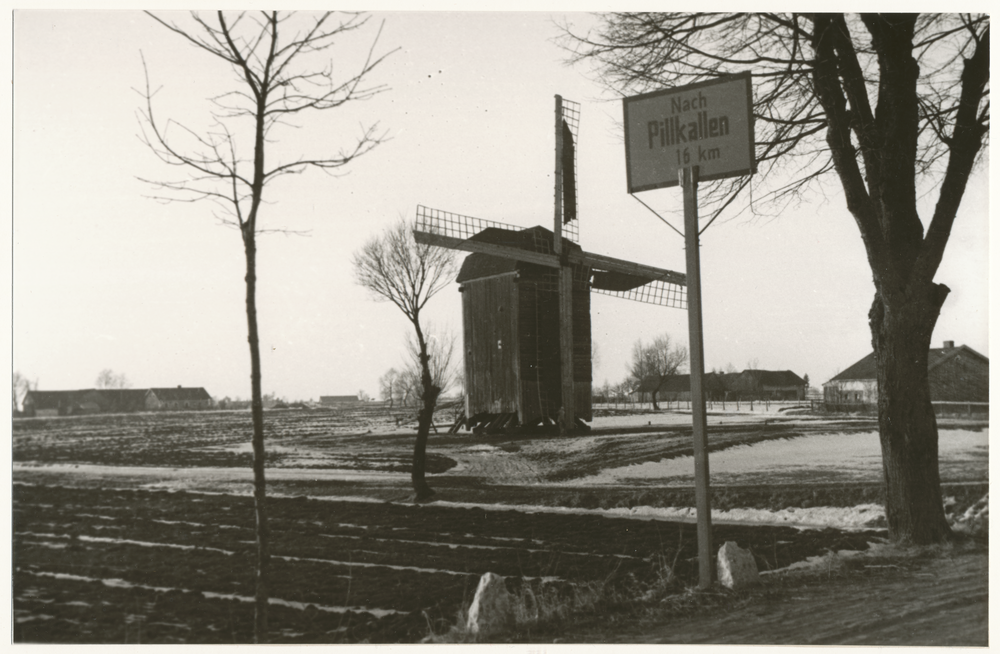 Nördliches Ostpreußen wo?, Bockwindmühle an der Straße 16 km vor Pillkallen