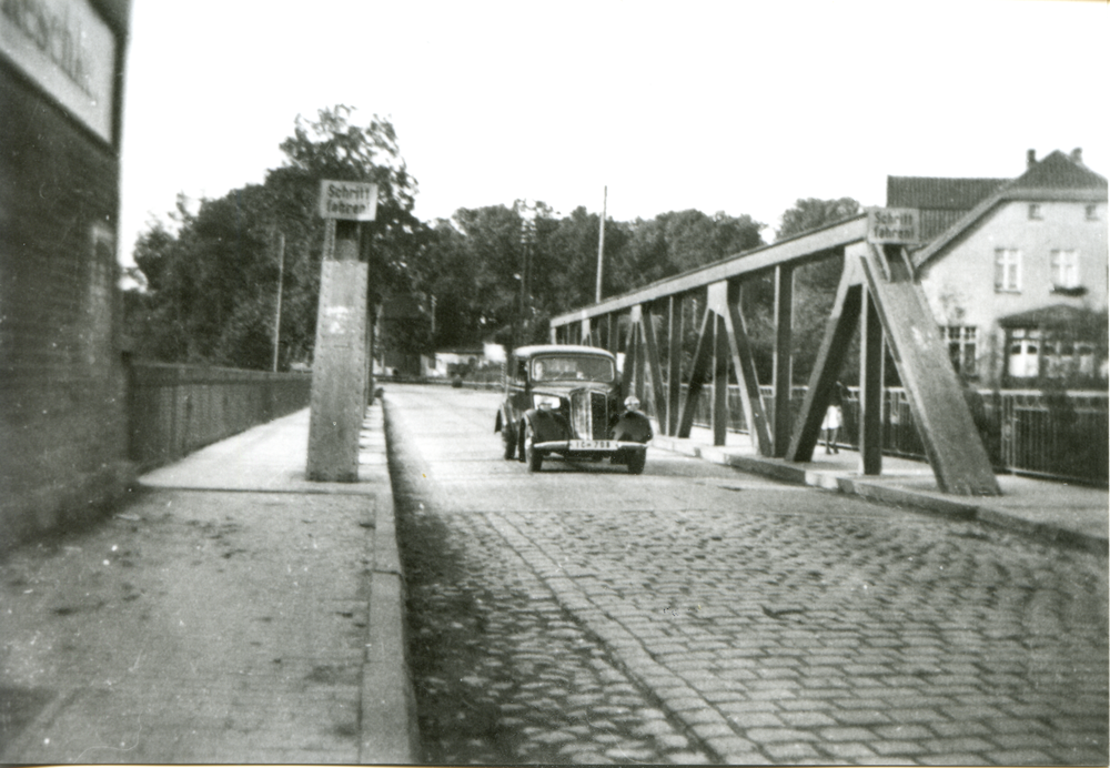 Bartenstein, Königsberger Straße mit Alle- Straßenbrücke