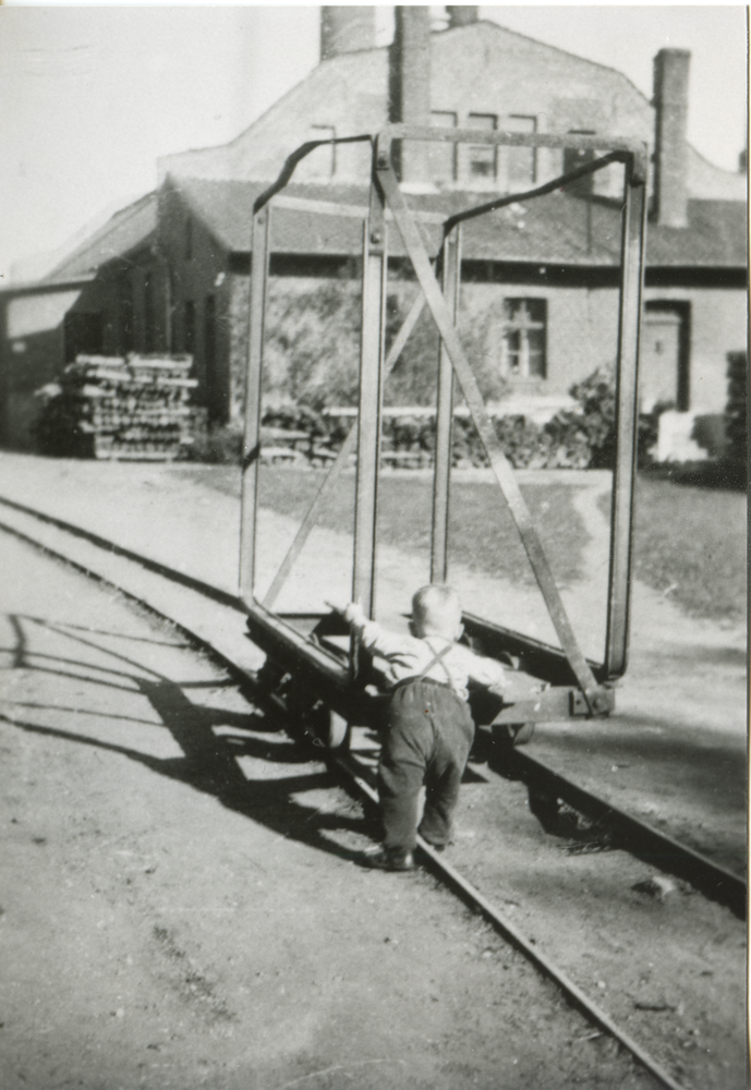 Bartenstein, Ofenfabrik Jaschinski, Lore für den Transport der Holzkloben