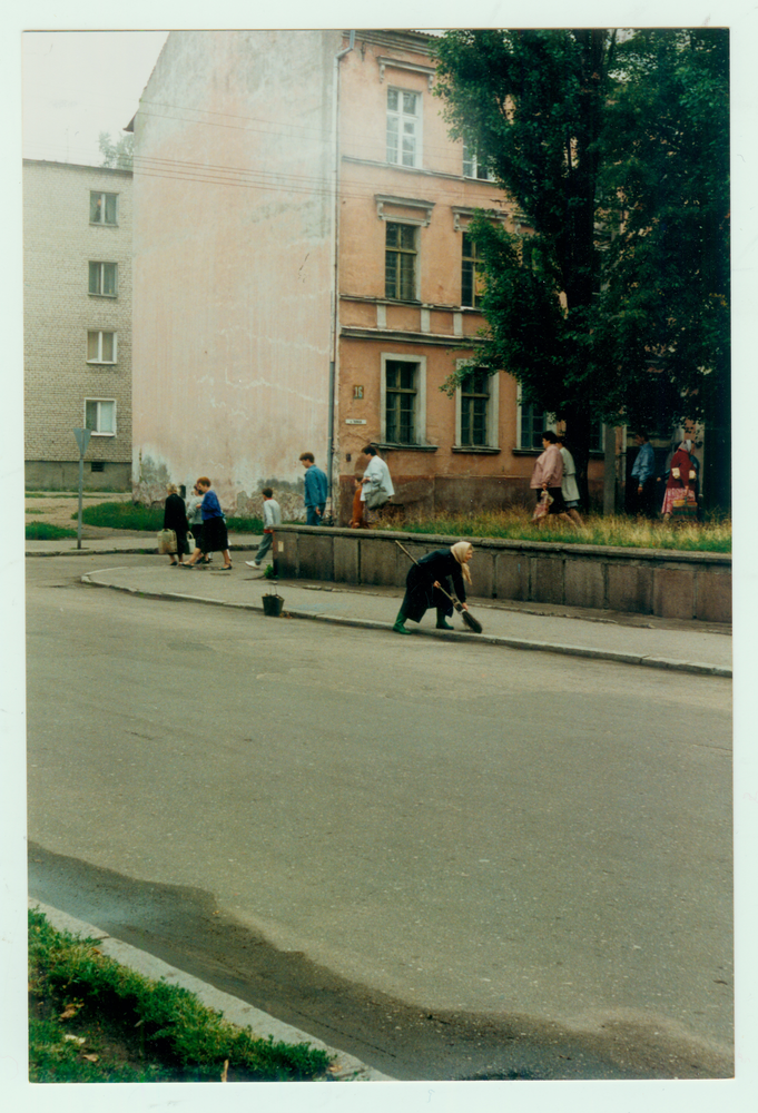 Tilsit, Wasserstraße, Straßenfegerin bei der Arbeit