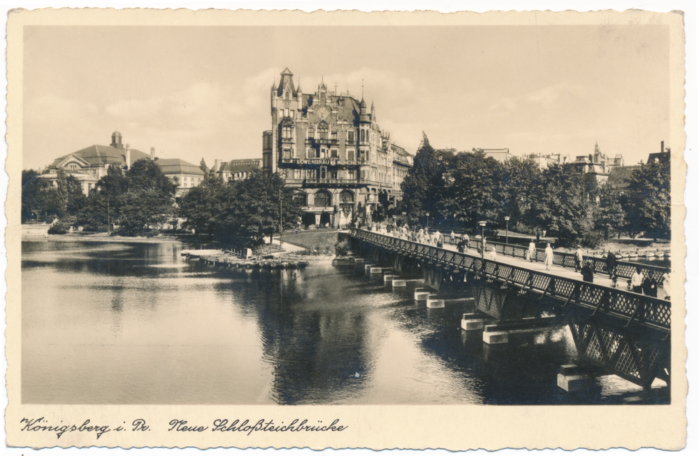 Königsberg, Neue Schlossteichbrücke mit Stadhalle links und Hotel Bellevue rechts