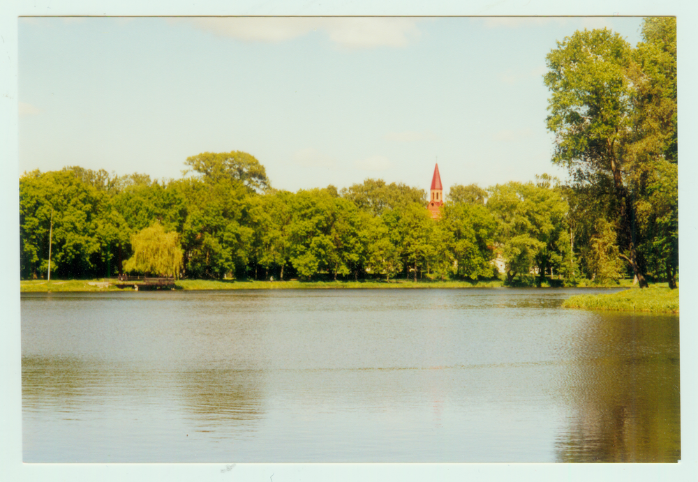 Tilsit, Schloßmühlenteich mit Blick zur neuen Katholischen Kirche