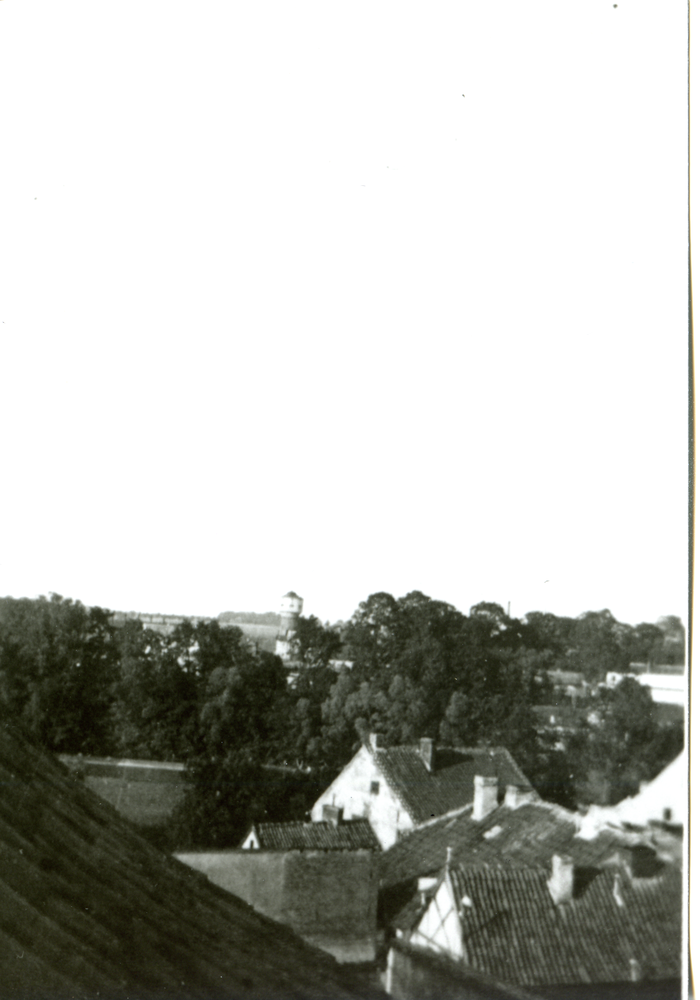 Bartenstein, Blick von der Pumpenstraße über die Dächer und die Alle hinweg auf den Eisenbahn-Wasserturm