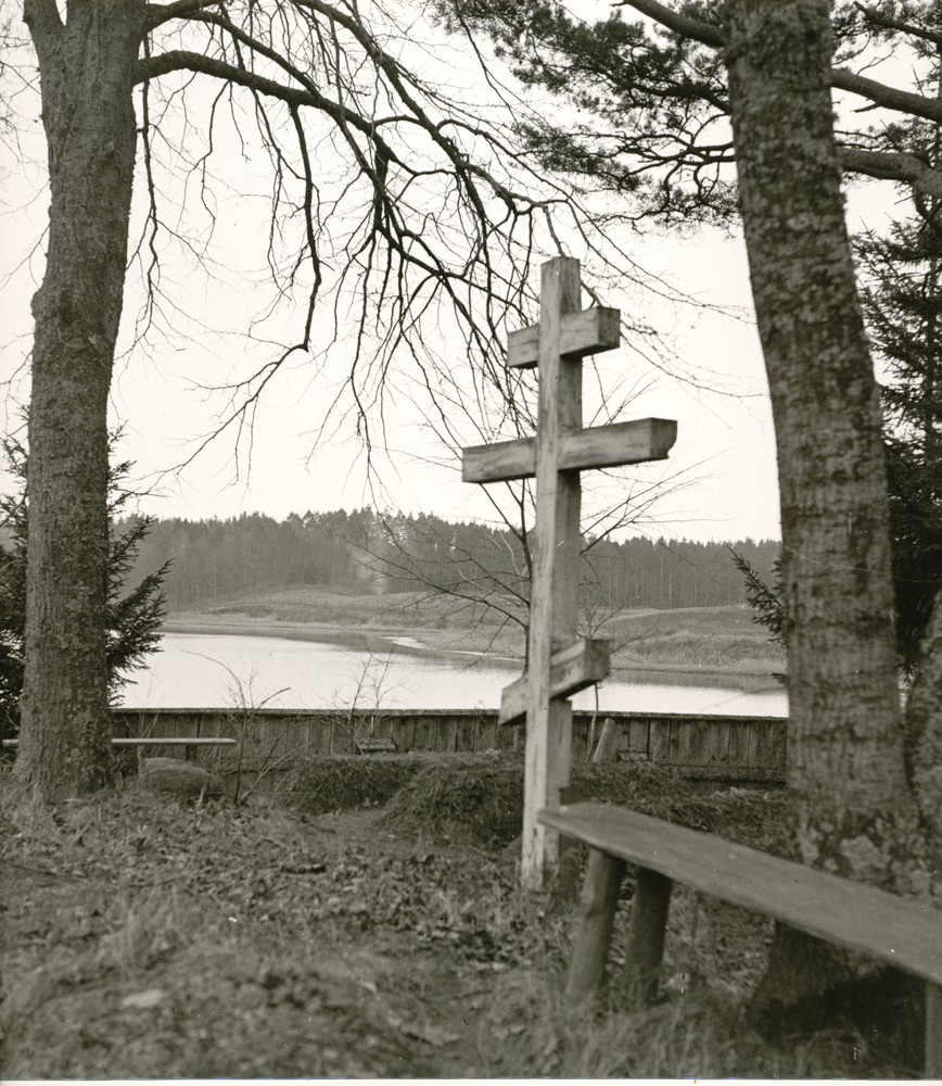 Masuren wo?, Russengrab aus dem 1. Weltkrieg, Grabkreuz an einem See