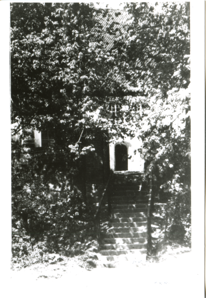 Schönbruch Kr. Bartenstein, Treppe zum alten Friedhof und zum Eingang der Südvorhalle